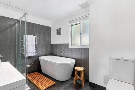 Hidden Bay Retreat-5 Bed- 15min To Hobart - Tourism Hervey Bay 0