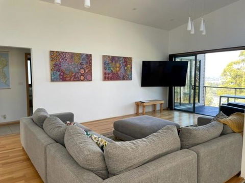 Hill Top Retreat - Hervey Bay Accommodation 1