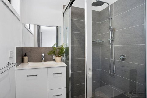 Hobart 4 Bedroom Cosy Stayz - Hervey Bay Accommodation 3