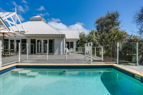 Idyllic Beach House Blairgowrie - 100m To Foreshore, 700m Walk To Village - Hervey Bay Accommodation 2