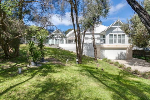 Idyllic Beach House Blairgowrie - 100m To Foreshore, 700m Walk To Village - Hervey Bay Accommodation 3