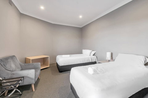 Illinois Hotel - Hervey Bay Accommodation 2