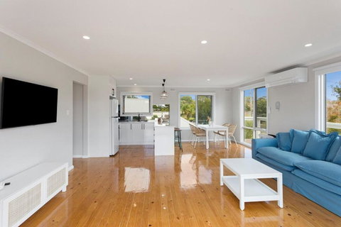 Imollu Beach House 5-Bed 2 5-Bath - Hervey Bay Accommodation 2