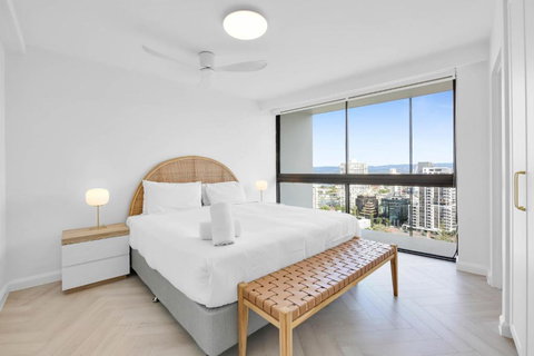 Impeccable Oceanfront 2-Bed With BBQ, Views & Pool - Hervey Bay Accommodation 2