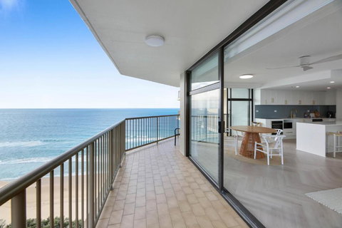 Impeccable Oceanfront 2-Bed With BBQ, Views & Pool - Hervey Bay Accommodation 0