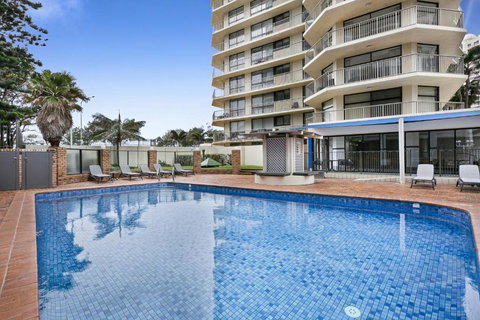Impeccable Oceanfront 2-Bed With BBQ, Views & Pool - Hervey Bay Accommodation 3