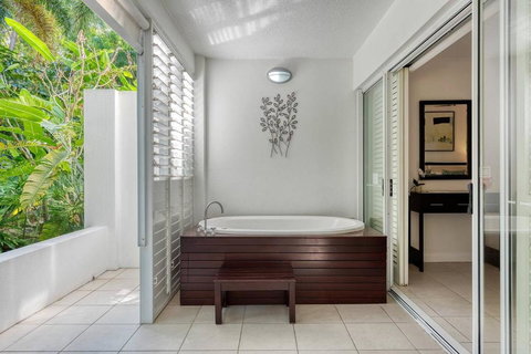 In The Tropics Balcony Oasis At The Beach Club - Hervey Bay Accommodation 3