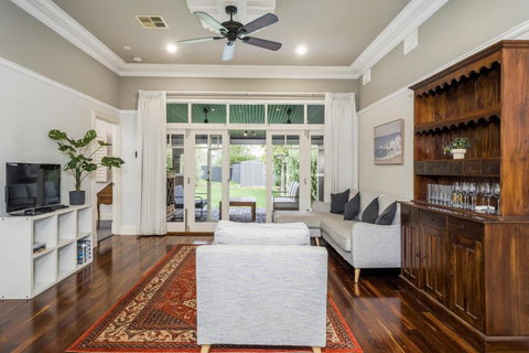 Incredible 3-Bed Renovated Home With Huge Garden - Hervey Bay Accommodation 0