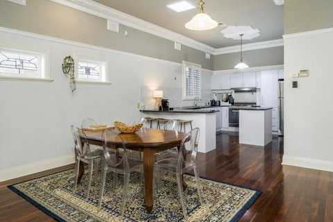 Incredible 3-Bed Renovated Home With Huge Garden - Hervey Bay Accommodation 3