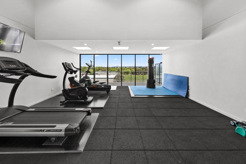Indoor Pool Gym: Modern Hideout 12-Min From CBD - Hervey Bay Accommodation 2