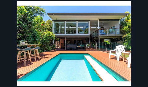 IndulgeAtSurfriders - Hervey Bay Accommodation 0