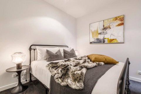 IndustrialStyle Pad In Cool Grungy Neighborhood - Hervey Bay Accommodation 3