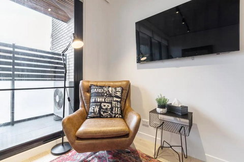 IndustrialStyle Pad In Cool Grungy Neighborhood - Hervey Bay Accommodation 2