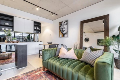 IndustrialStyle Pad In Cool Grungy Neighborhood - Hervey Bay Accommodation 1