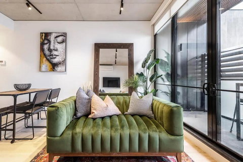 IndustrialStyle Pad In Cool Grungy Neighborhood - Hervey Bay Accommodation 0