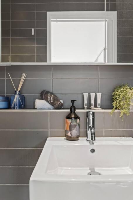 Ink Echelon Escape - Hervey Bay Accommodation 1