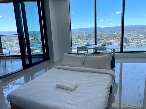 In The Heart Of Surfers Paradise Oceanview Cozy 1B Apt 34F - Hervey Bay Accommodation 3