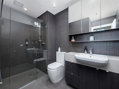 Inner-City Apartment Minutes Walk To Dining Hubs - Hervey Bay Accommodation 2