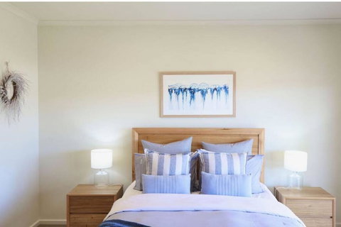 Iona Blue 3 Bedroom Townhouse 200m To Restaurants & Shops - Hervey Bay Accommodation 0