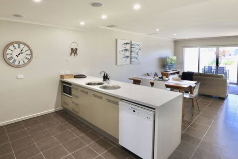 Iona Blue 3 Bedroom Townhouse 200m To Restaurants & Shops - Hervey Bay Accommodation 2