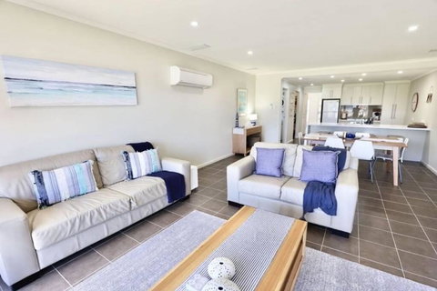 Iona Blue 3 Bedroom Townhouse 200m To Restaurants & Shops - Hervey Bay Accommodation 3