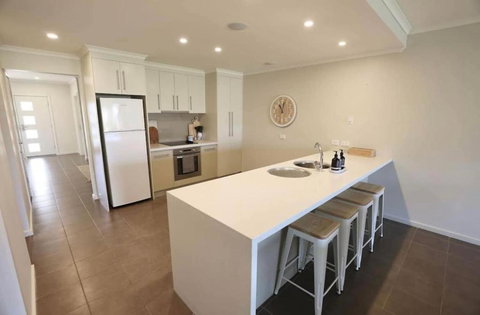 Iona Blue 3 Bedroom Townhouse 200m To Restaurants & Shops - Hervey Bay Accommodation 1