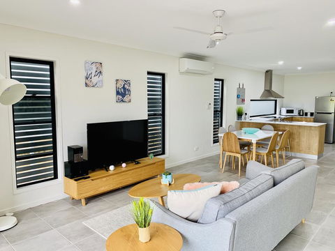 AIRLIE BEACH Delight. Hop, Skip Jump To Everything - Tourism Hervey Bay 0