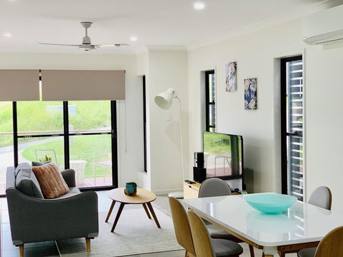 AIRLIE BEACH Delight. Hop, Skip Jump To Everything - Tourism Hervey Bay 3