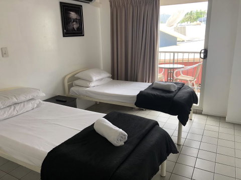 Airlie Waterfront Accommodation - Hervey Bay Accommodation 2