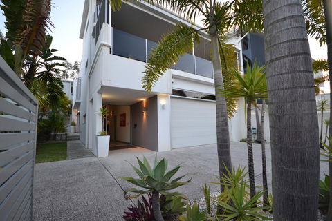 Alex Beach House - Hervey Bay Accommodation 1