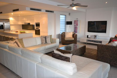 Alex Beach House - Hervey Bay Accommodation 2