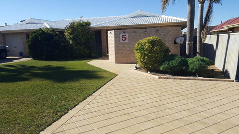 Alexander Drive B & B - Hervey Bay Accommodation 2