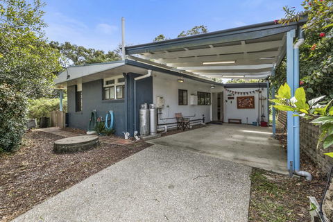 Allamanda Cottage - Tourism Hervey Bay 0