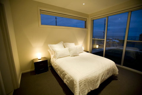 Aloha Beachfront Port Fairy - Hervey Bay Accommodation 3