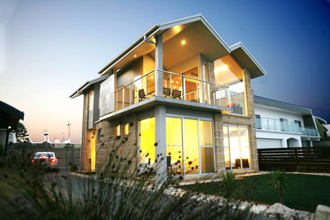 Aloha Beachfront Port Fairy - Hervey Bay Accommodation 0