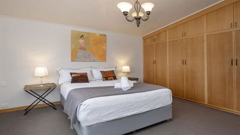 Alpine House - Views Over Lake Jindabyne And The Snowy Mountains - Tourism Hervey Bay 3