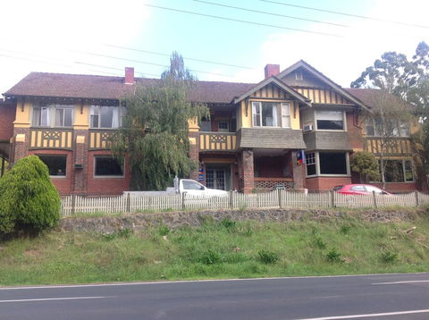 Alpine Retreat Hotel - Hervey Bay Accommodation 0