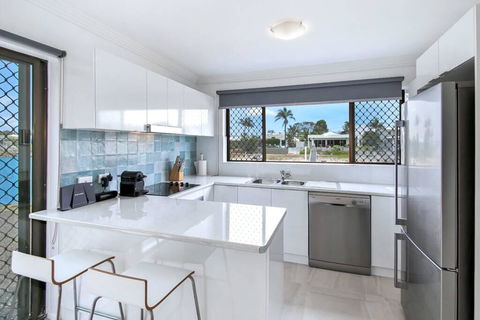 Amazing Modern Apartment On The Canal - Hervey Bay Accommodation 0
