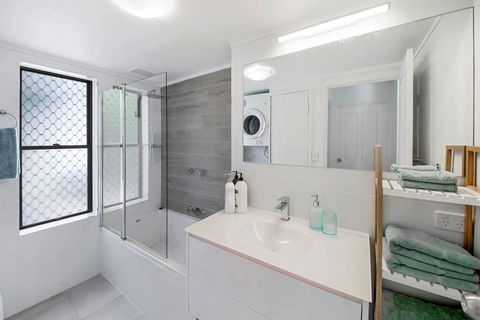 Amazing Modern Apartment On The Canal - Hervey Bay Accommodation 3