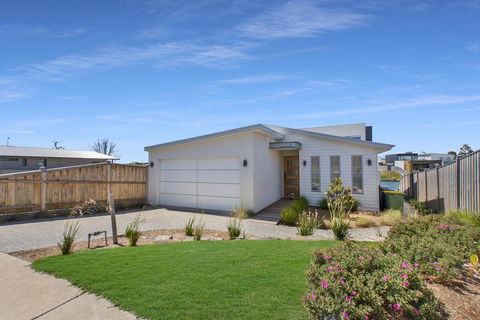 Anchored - Access To The Gippsland Lakes - Tourism Hervey Bay 3