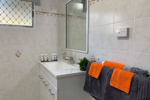 Andergrove Home With A Garden View-Wi-fi & Netflix - Tourism Hervey Bay 1