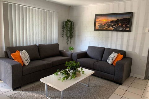 Andergrove Home With A Garden View-Wi-fi & Netflix - Tourism Hervey Bay 0
