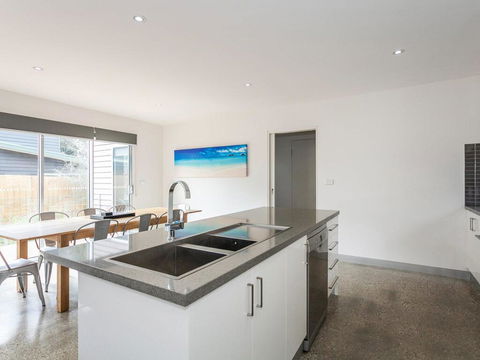 ANGLE BY THE SEA - Anglesea - Hervey Bay Accommodation 1