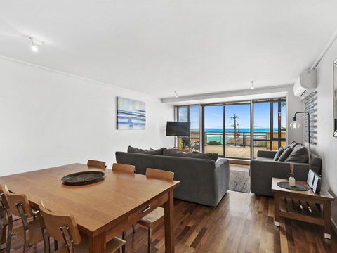 APARTMENT 12 PACIFIC APARTMENTS- Across From The Pier - Hervey Bay Accommodation 1
