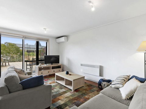 APARTMENT 23 PACIFIC APARTMENTS - Sit On The Deck And Soak In The View - Tourism Hervey Bay 3