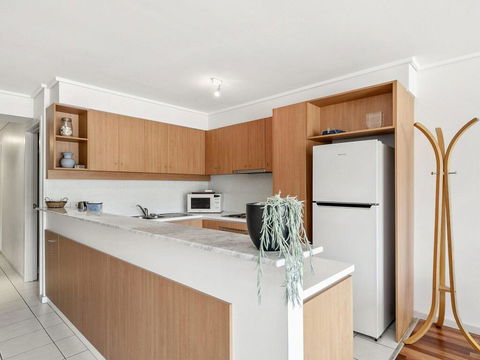 APARTMENT 23 PACIFIC APARTMENTS - Sit On The Deck And Soak In The View - Tourism Hervey Bay 2