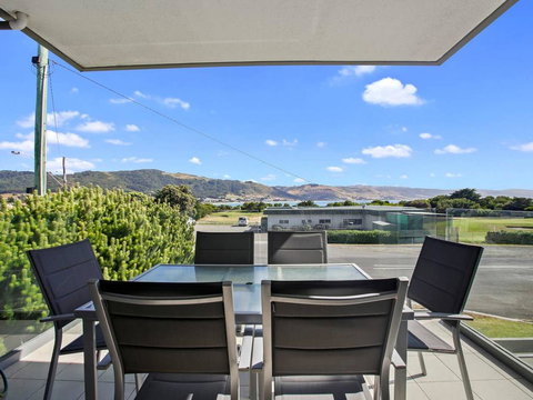 APOLLO BLUE 4 - Modern Waterfront Apartment - Tourism Hervey Bay 0