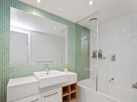 APOLLO BLUE 4 - Modern Waterfront Apartment - Tourism Hervey Bay 1