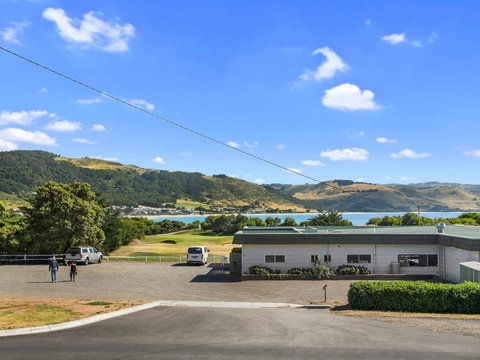 APOLLO BLUE 4 - Modern Waterfront Apartment - Tourism Hervey Bay 2