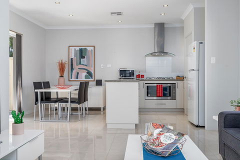 Ardross Short Stays - Tourism Hervey Bay 0